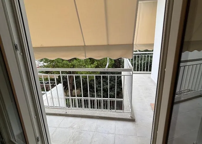 Tree Road Apartment *